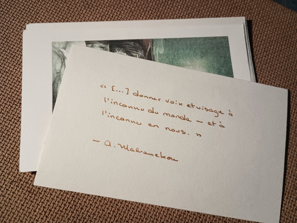 Sur une fiche blanche, le texte suivant est inscrit à la main : « [...] donner voix et visage à l'inconnu du monde — et à l'inconnu en nous. » - A. Mabanckou